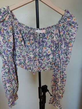 Suite 2939 floral crop top Long bishop sleeves. Off the shoulder Size M Purple